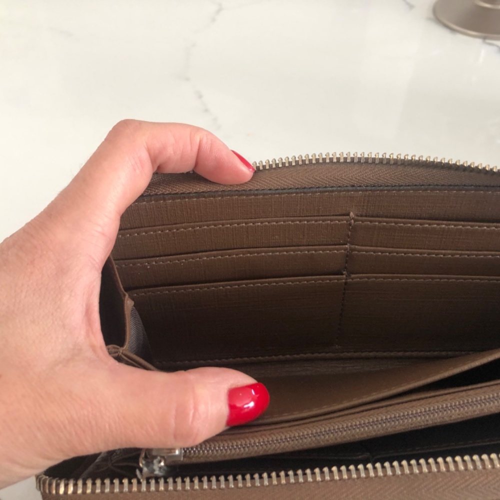 Authentic Gucci Wallet - Picture 2 of 7